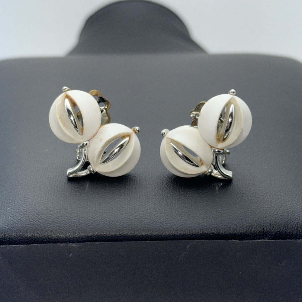 Vintage Lisner white flower floral art deco boho whimsical clip on earrings
